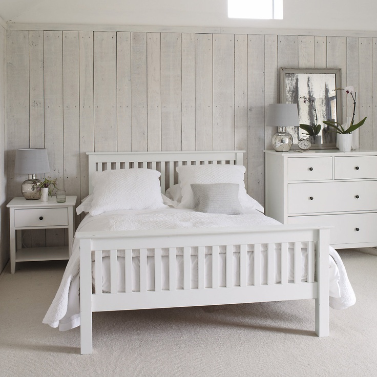 Skandynawska sypialnia z białymi meblami