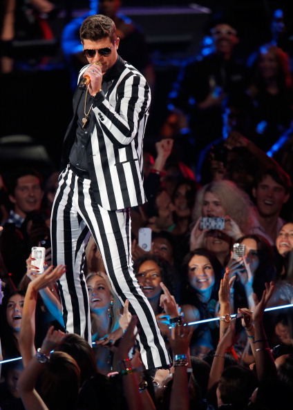 2013 MTV Video Music Awards - Show Robin Thickle jako Beetlejuice