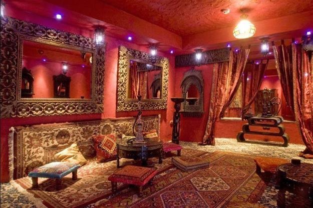 Typowe wnętrze w stylu marokańskim - ciemne kolory