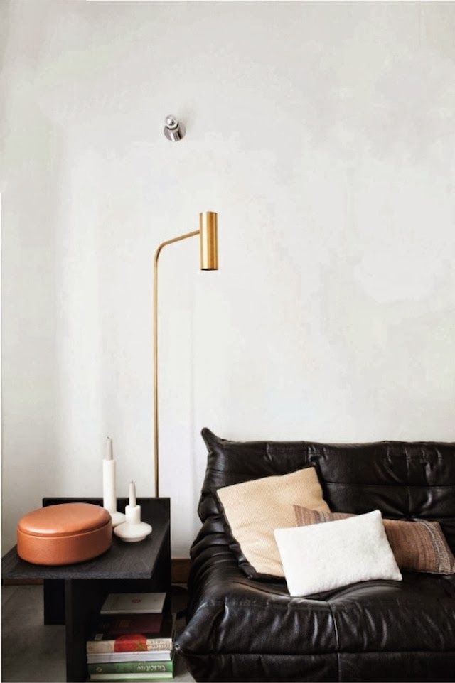minimalistyczna złota lampa