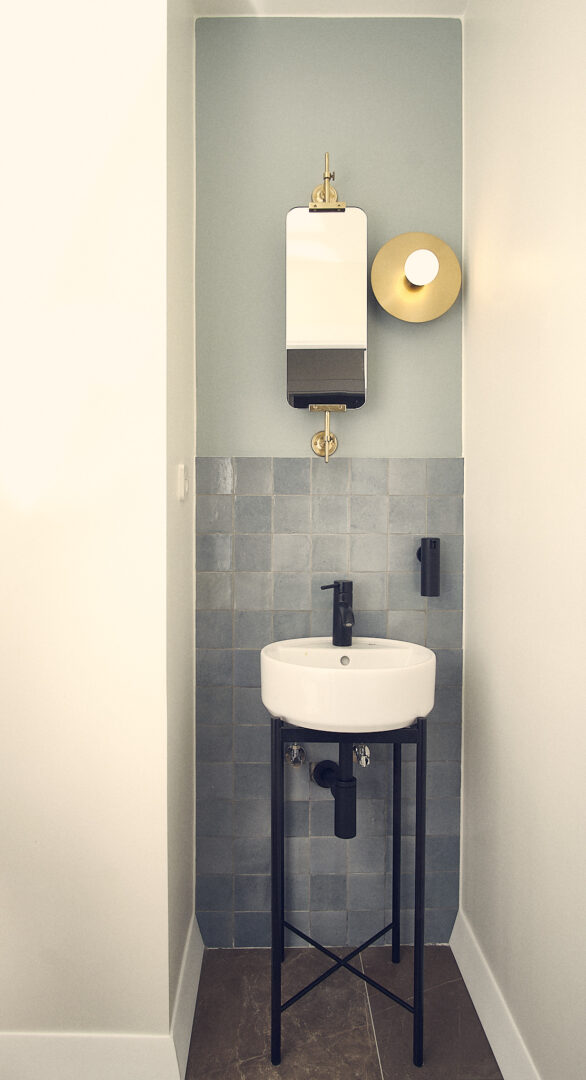 toaleta w kolorze niebieskim z umywalką na metalowym stojaku architekt wnętrz Warszawa
